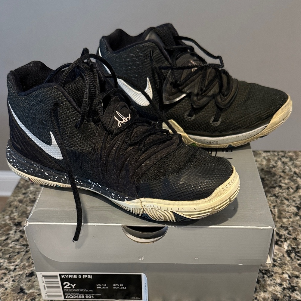 Nike KYBRID Kyrie 5 (PS) Kids Black and White Sneakers used